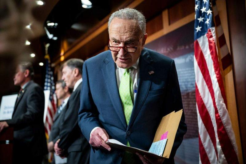 美国参议院多数党领袖舒默星期三(5月15日)在记者会上说,两党认同的人工智能监管政策蓝图要求国会制定法律,减轻该技术的潜在危害,并投资研发,促进美国经济和国家安全。(彭博社)