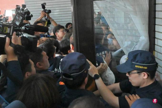 台立法院改革法案三读 朝野发生激烈肢体冲突