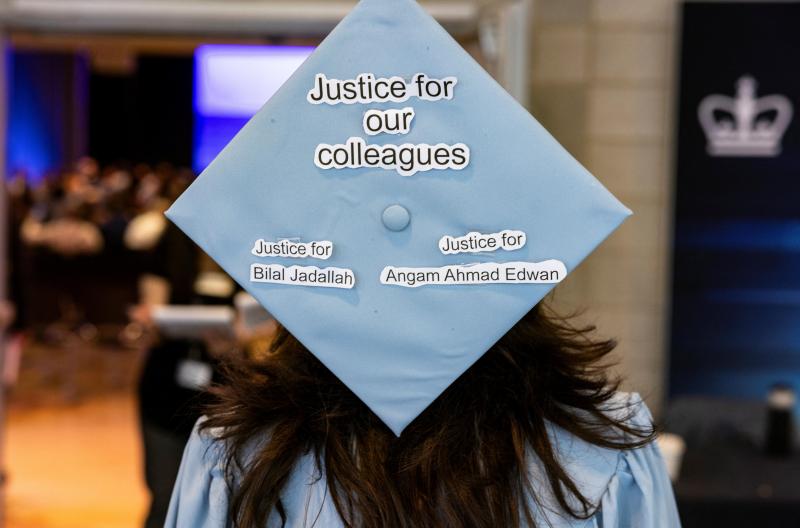 5月15日,哥伦比亚大学新闻学院举行毕业典礼,一名学生在毕业帽上贴上字条,要求为在以色列对加沙的袭击中丧命的记者讨回公道。(路透社)