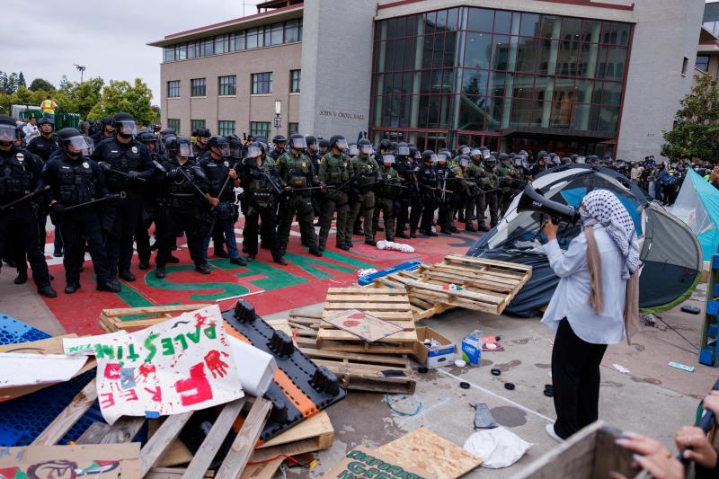 5月15日,警方到加州大学尔湾分校,准备清除亲巴勒斯坦示威者营地时,同示威者对峙。(路透社)