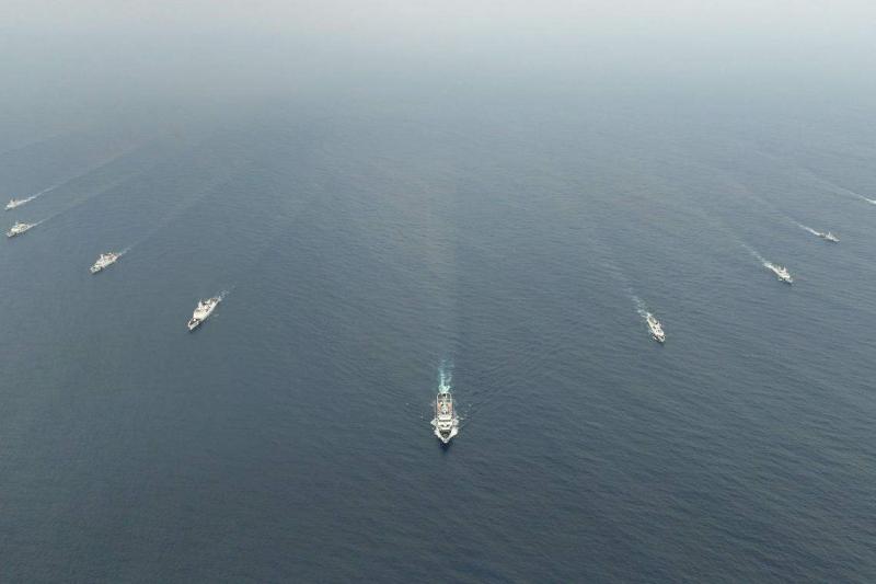 在新华社5月17日最新发布的照片中,有一张显示了至少九艘中国舰艇在海上如扇子般排开航行的画面。(新华社)