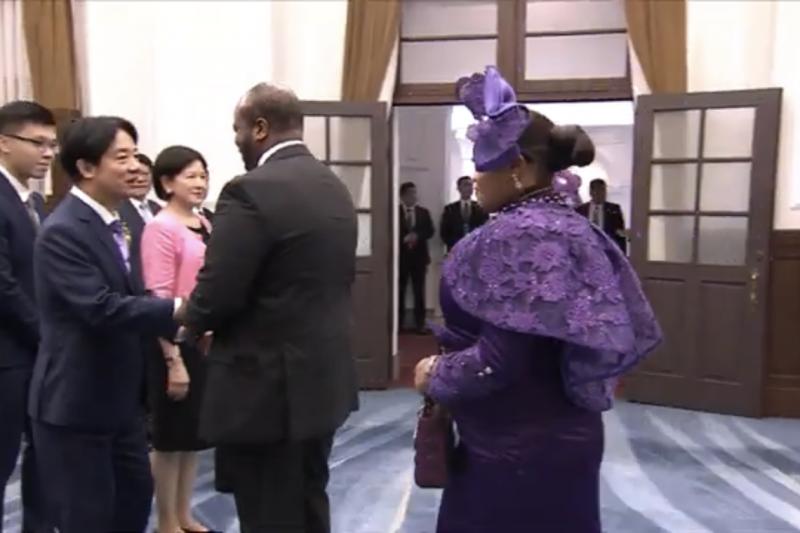 伊斯瓦蒂尼国王(右二)及王妃(右一)星期一(5月20日)在台湾府向台湾新任总统赖清德(左二)致贺。(台湾府网站视频截图)