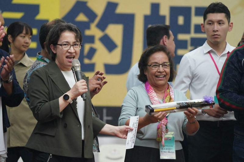 就职典礼前一天,赖清德和萧美琴邀请抵台的外宾体验台湾的钓虾活动。图为台湾副总统萧美琴(前排左)在马绍尔群岛总统海涅(前排右)领取奖品时发表讲话。(法新社)