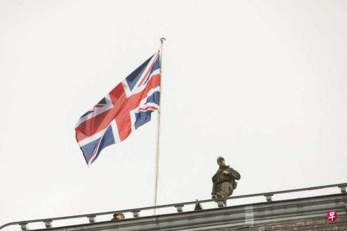 被控协助香港情报部门英国男子倒毙公园 死因不明