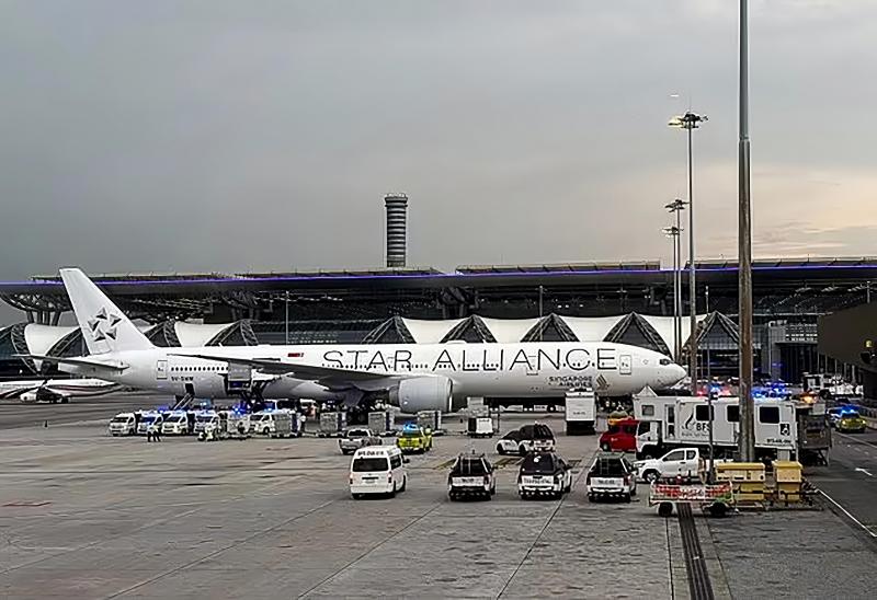 SQ321班机在曼谷机场安全降落后,救护车和各类支援车辆立即开到客机旁准备接应。(取自互联网)