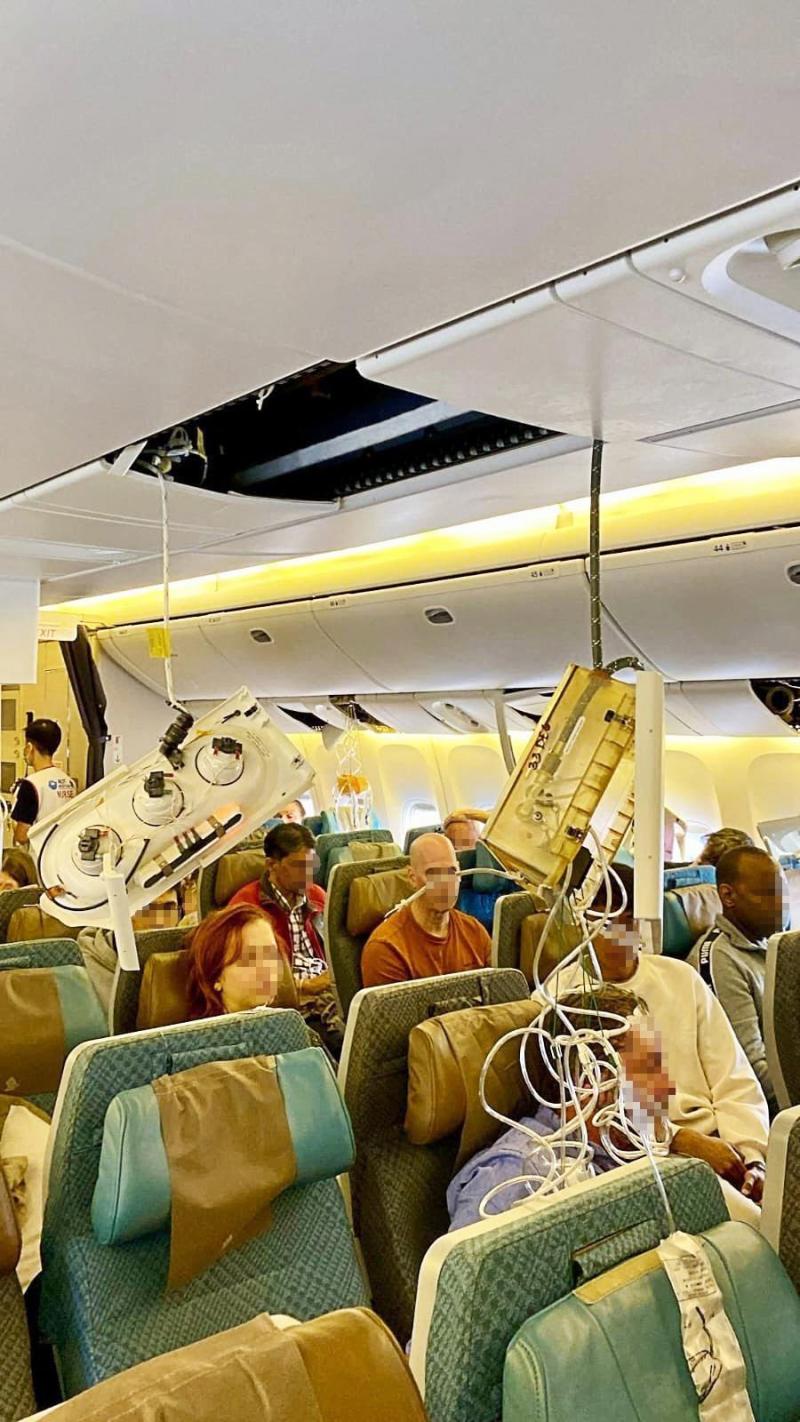 客机遇到强烈气流,机舱内的氧气罩弹了出来。(取自互联网)