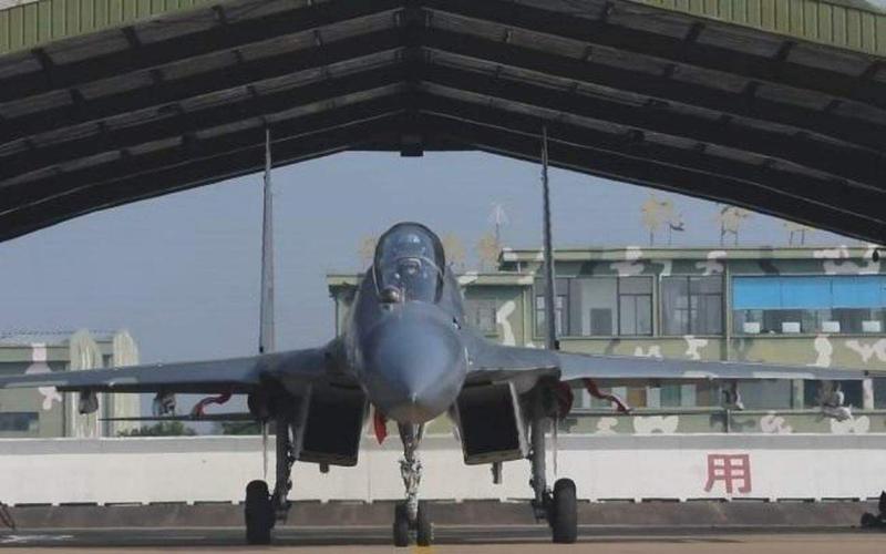 东部战区数十架次战机环台巡航 多机型编组满挂实弹