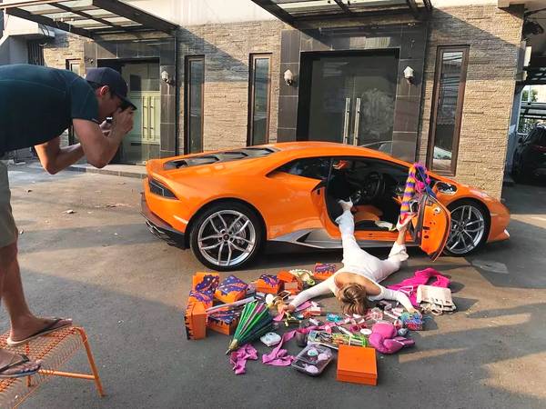 “摔倒式”炫富热潮2018年先在俄罗斯兴起(图),后传入中国。不少富有的中国年轻人也热衷在互联网上传自己从豪车摔下,奢侈品散落一地的照片。(互联网)