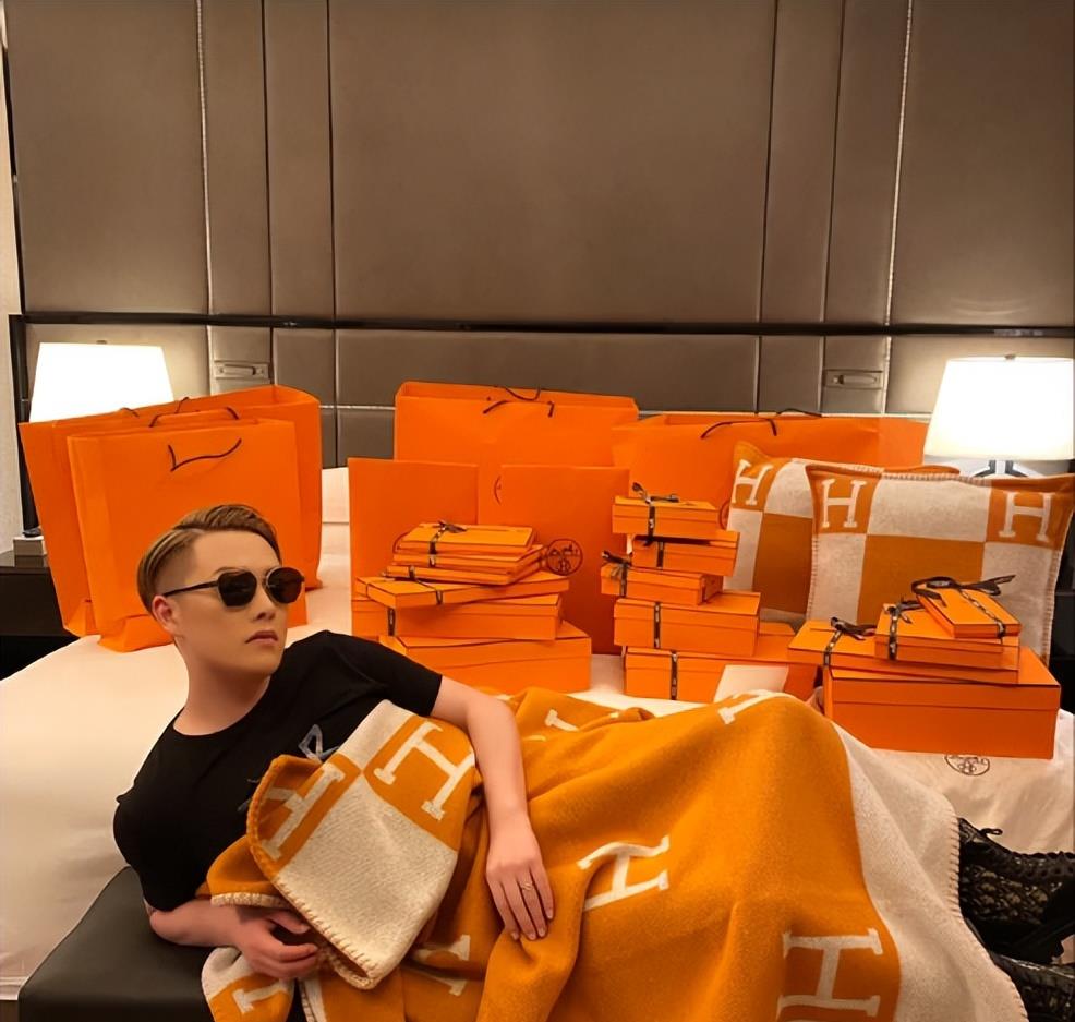 柏公子热爱奢侈品牌爱马仕,曾晒出自己与一屋子爱马仕配货的合影照片。(互联网)