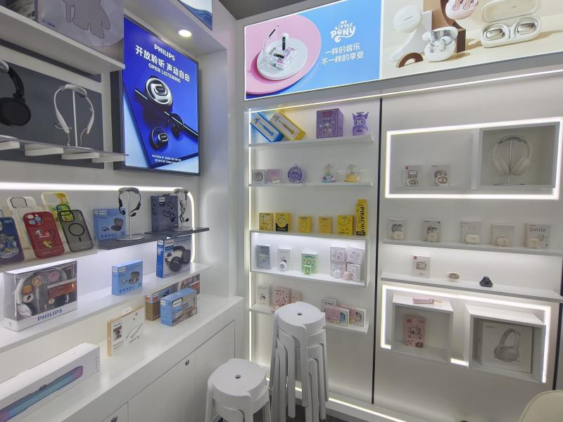 通过跨境电商平台,中国商家正在将产品销往全球,图为广州一家企业正在国内外电商平台销售的部分产品。(曾实摄)