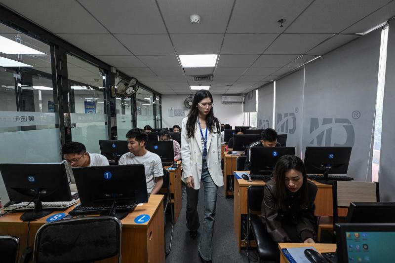 中国多地的电商学校内,以TikTok短视频与直播带货为课程的短期培训班,一期接着一期地举办。图为广州电商培训机构美迪电商教育开办的培训班。(法新社)