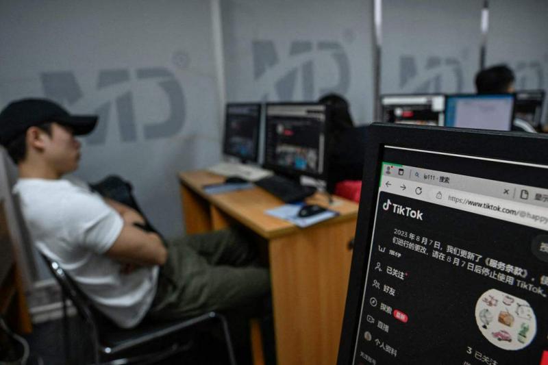 有意入局TikTok的中国卖家4月7日在广州电商培训机构美迪电商教育上课,学习如何向海外客户推销自己的产品。(法新社)