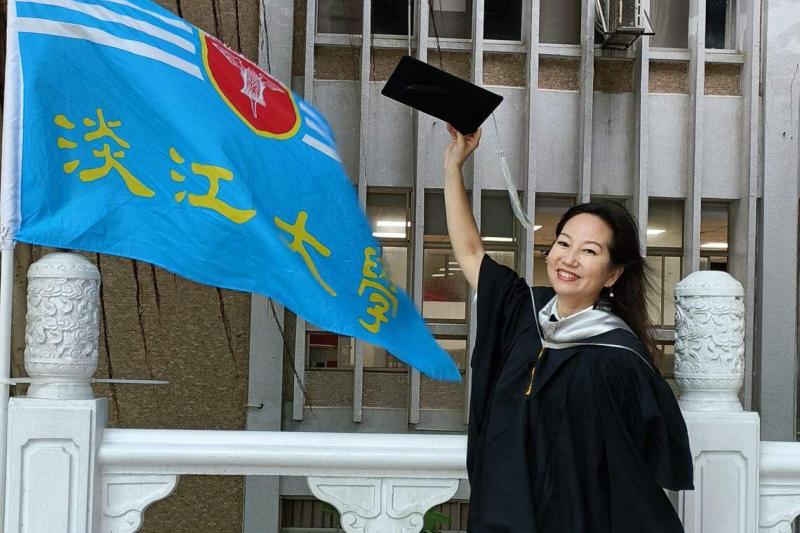 来自浙江的王爱勤在疫情中深造,2022年在淡江大学考获管理科学硕士学位,为了学以致用,推动两岸交流,去年6月创建中华两岸经贸文教促进会。(受访者提供)