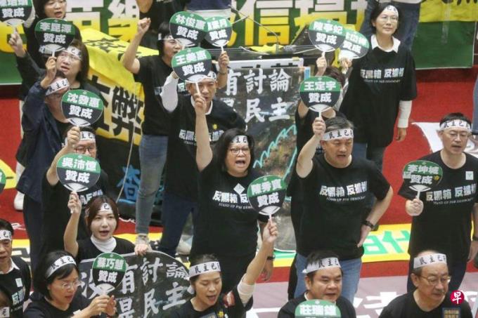 台在野阵营拼立院改革修法 议场外数千民众抗议