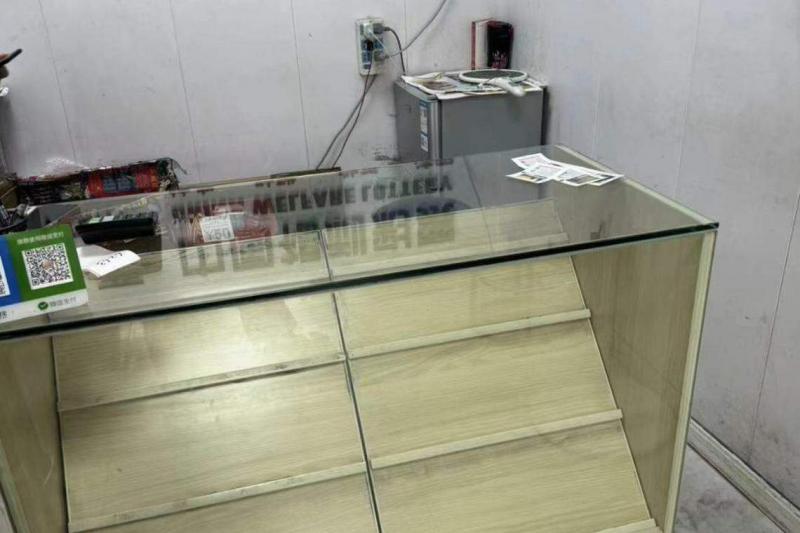 5元、10元的小面值彩票普遍缺货,彩票店柜台空空如也。(互联网)