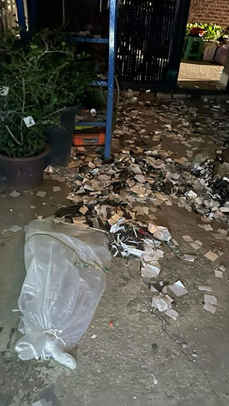 首尔一所房子的院子里出现了一地垃圾,相信是朝鲜利用气球飘送过来的。(法新社)