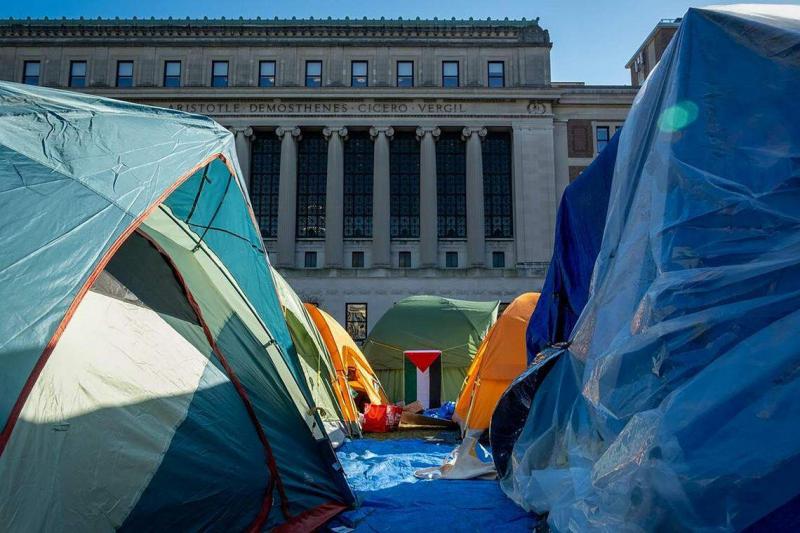 4月26日,来到哥伦比亚大学采访的自由撰稿人、笔者友人林承美,走进哥大学生在巴特勒图书馆前的草坪上搭建的“加沙团结营地”(Gaza Solidarity Encampment),还原了示威学生的视角。现场可见巴勒斯坦国旗。(林承美提供)
