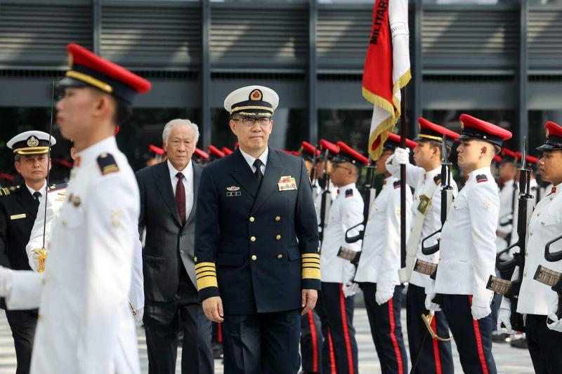 中国防长董军(前中)在第三届新中防长对话开始前,检阅了仪仗队。陪同他的是新加坡国防部长黄永宏医生(董军后方)。(萧紫薇摄)