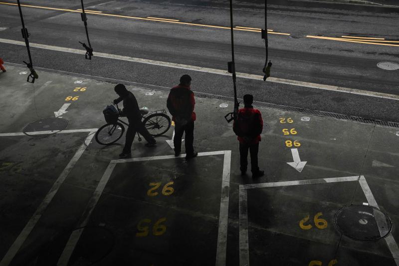上海加油站员工3月6日在等待顾客前来添油。(法新社)