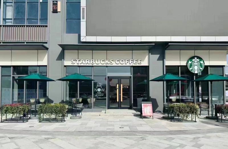 随着一二线市场逐渐饱和,不少消费品牌开始将目光转向小县城。图为咖啡连锁品牌星巴克在安徽省阜阳市太和县设立的门店。(互联网)