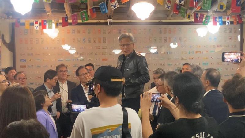 5月30日,黄仁勋在台北一家古早味餐厅宴请台湾半导体供应链伙伴,向他们信心喊话,强调自己非常期待未来一起合作。(互联网)