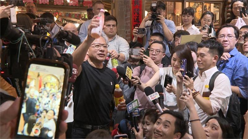黄仁勋此行成为各家台媒争相捕捉的焦点。(互联网)