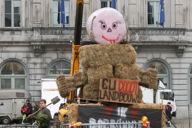 欧盟推行的能源转型措施,间接推高农业的生产成本,引起农民不满,纷纷上街抗议。今年3月在比利时的一场抗议示威中,农民用稻草堆了个草人,并写上“欧盟戕害农业”的标语。(路透社)