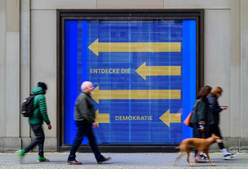 6月6日至6月9日,欧洲议会选举将开始投票。德国首都柏林的欧盟机构大楼外墙上布置了宣传海报,用醒目的左箭头和“发现民主”的口号,鼓励选民投票选举欧洲议会议员。(法新社)
