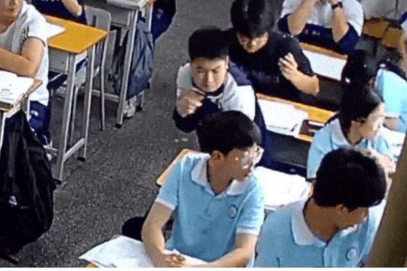 臭水在教室窗边爆炸瞬间,学生纷纷闪躲。(互联网)