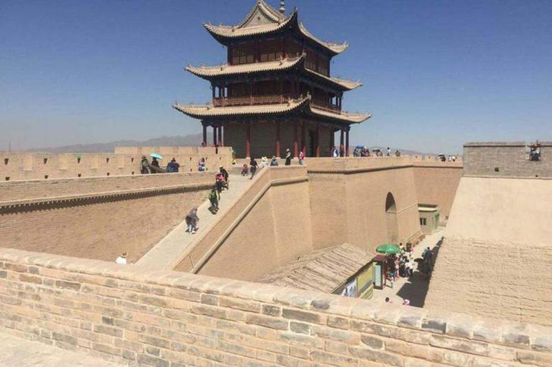 嘉峪关市由明长城嘉峪关得名,2023年GDP约382亿元人民币(71.05亿新元),在甘肃省14个地级市州中排名第13位。图为嘉峪关景区。(互联网)