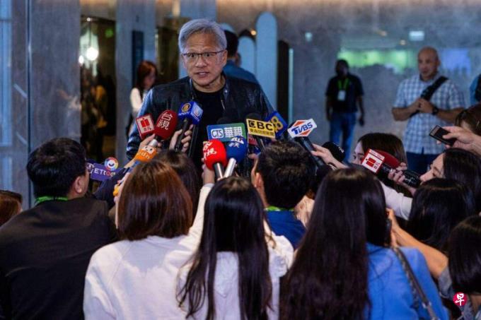 科技巨头黄仁勋苏姿丰现身台北国际电脑展 分析:固桩供应链