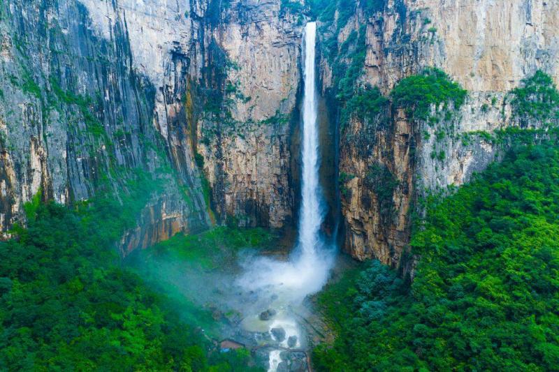 云台天瀑单级落差314米,是亚洲单级落差最大的瀑布,是云台山的标志性景观之一。(云台山风景名胜区官方微博)
