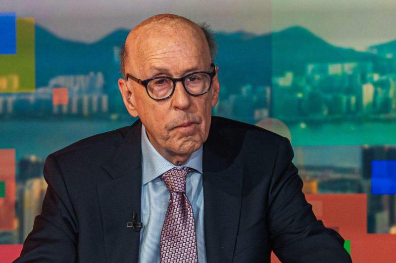 有“中国大好友”之称的美国经济学家罗奇日前接受港媒专访时坚持“香港玩完论”。图为他星期一(6月3日)在香港接受彭博电视访谈。(彭博社)