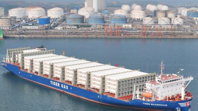 中国烟台港,一艘来自马来西亚的液化天然气运输船。烟台港进关的石油天然气货物去年出现大涨。