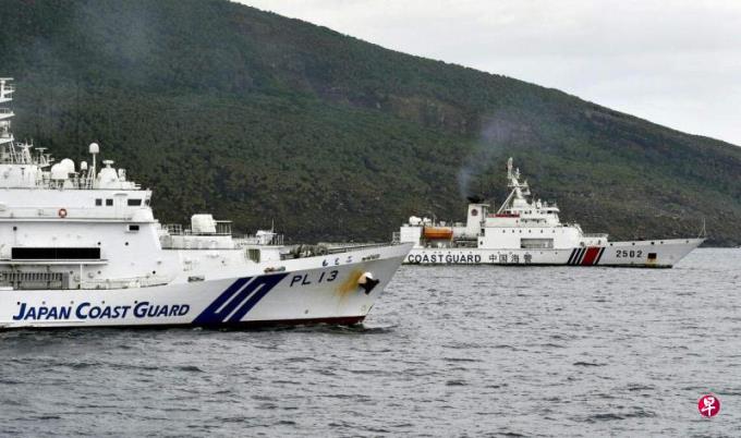 中国武装海警船在争议岛屿附近巡逻 日本抗议