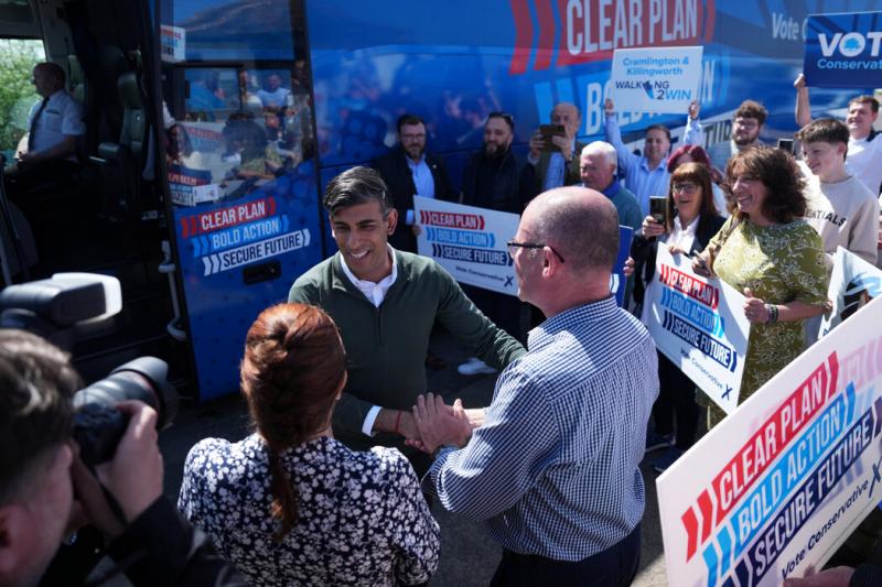 英国首相苏纳克6月1日在英格兰布莱斯向当地保守党候选人致意。经过14年的执政,他的保守党也受到在全球蔓延的反建制政治潮流的冲击。