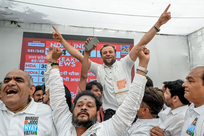 印度总理纳伦德拉·莫迪和他的人民党在最近的选举中表现不佳,印度反对党国大党的支持者在庆祝。