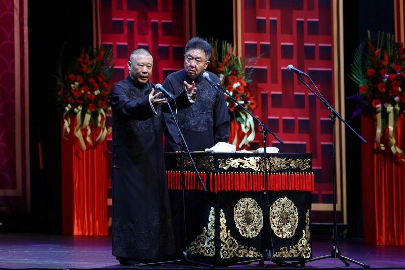 郭德纲(左)和老搭档于谦5月27日在新加坡星宇表演艺术中心演出,一登场,全场尖叫声四起。(陈渊庄摄)