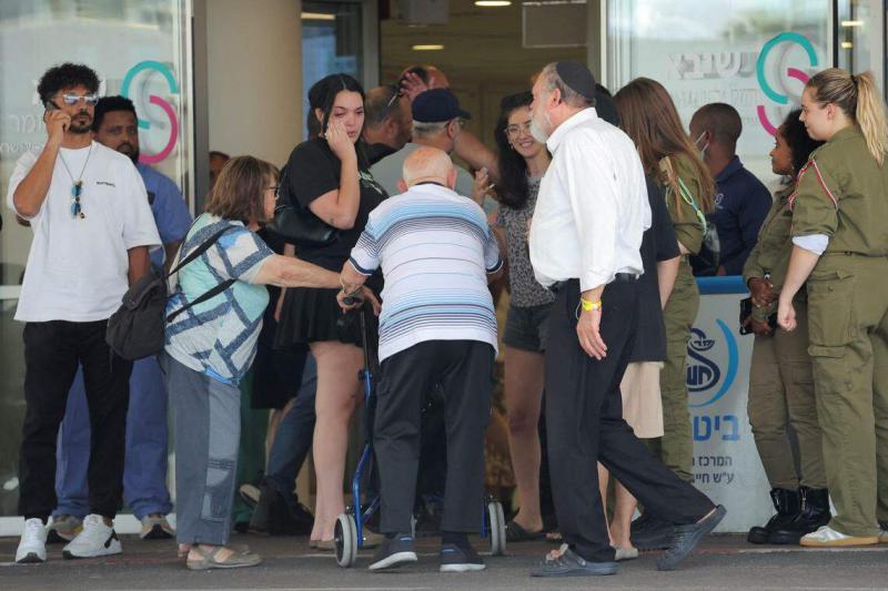 人质被救出后,人质的家人与支持者第一时间赶到医院,急切地要与他们见面。(路透社)