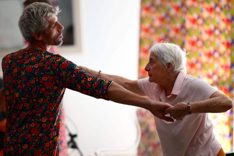 2023年10月6日,法国加尔达讷(Gardanne)一家临终关怀设施的老年病患在导师引导下,享受舞蹈的乐趣。和其他许多国家一样,法国的生育率呈下降趋势,但在欧洲还算高。(法新社)