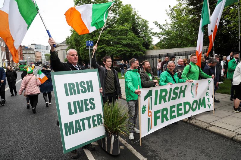 在许多国家,移民是一个具争议的议题。图为反移民的爱尔兰民众5月6日在都柏林示威,抗议政府的移民政策。(路透社)