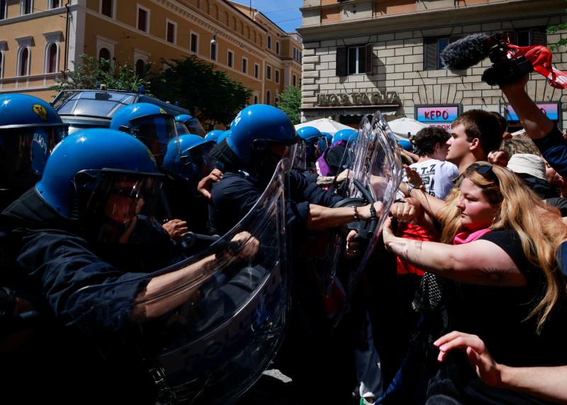 意大利示威者5月10日在罗马游行期间,与警方发生冲突。意大利政府此前通过新法,允许反堕胎组织成为公共资助计划生育诊所的咨询人员,批评者指此举旨在遏制堕胎权。(路透社)