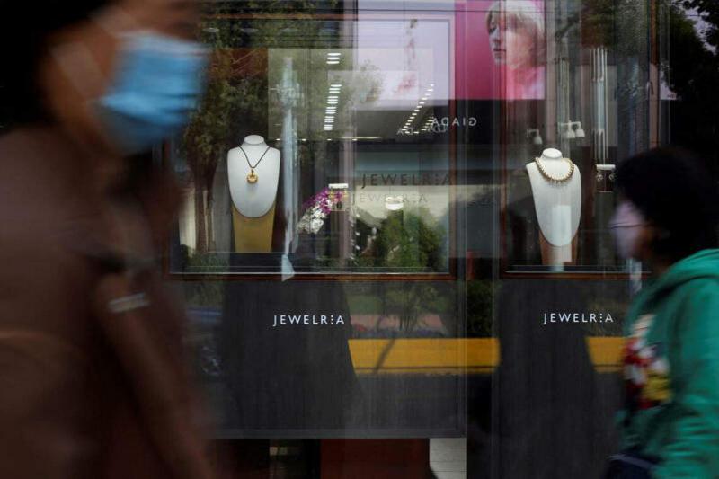 周大福在中国大陆的门店数量超过7000家。图为摄于去年11月27日在上海的周大福店面。(路透社)