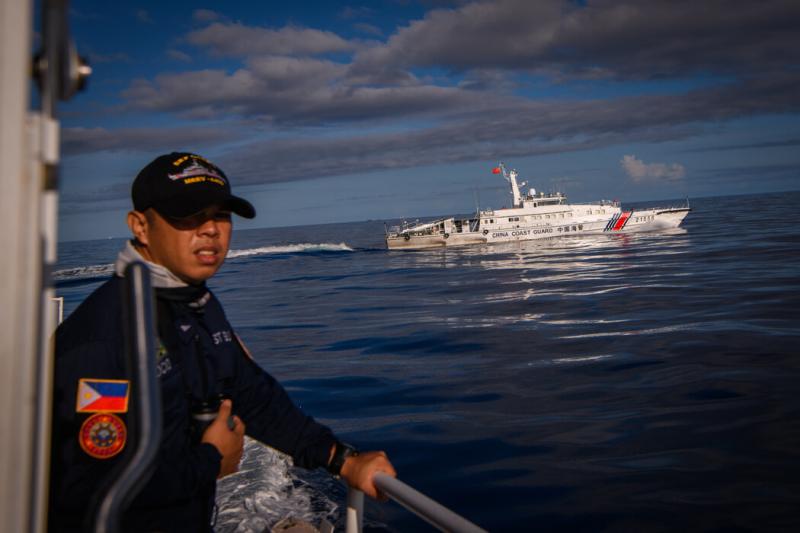 11月,菲律宾海岸警卫队的船只在南中国海遭到中国船只追击。