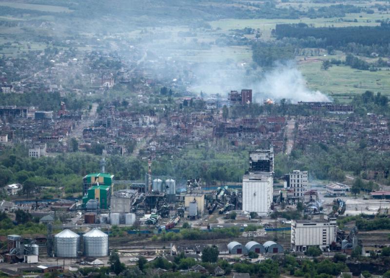 乌克兰沃夫昌斯克遭到轰炸后的情景。过去一个月,俄罗斯对沃夫昌斯克所在的乌克兰东北部哈尔科夫州发动了进攻,