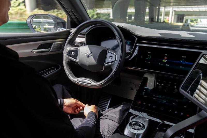 百度Apollo机器人出租车,配有安全驾驶员。只有不到一半的汽车配备了安全驾驶员。