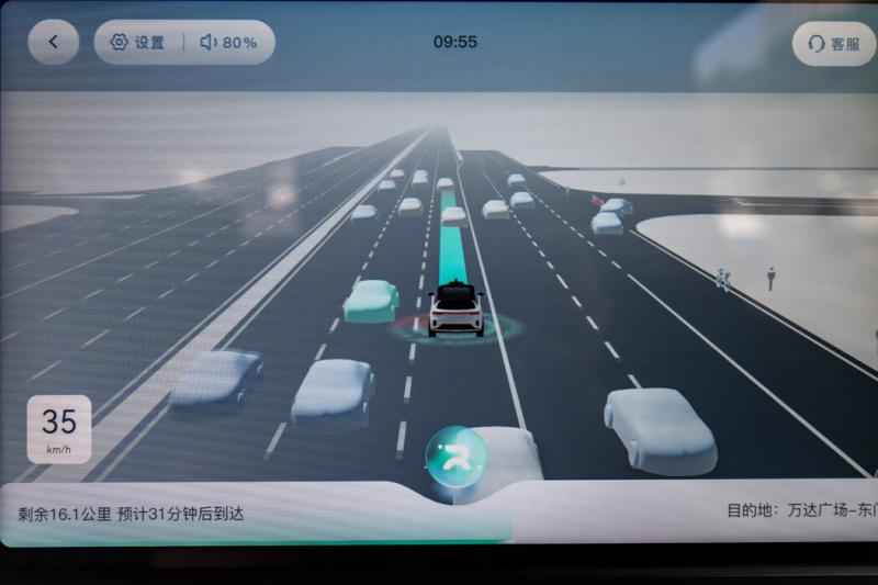百度无人驾驶出租车的屏幕显示车辆周围的环境。