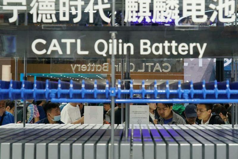 宁德时代是全球最大电动汽车电池生产商。图为民众4月30日在北京车展宁德时代展区参观。 (新华社)