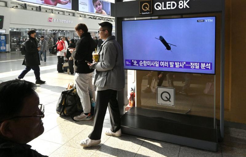 首尔一个火车站的电视屏幕正在播放朝鲜2月进行的导弹试验。