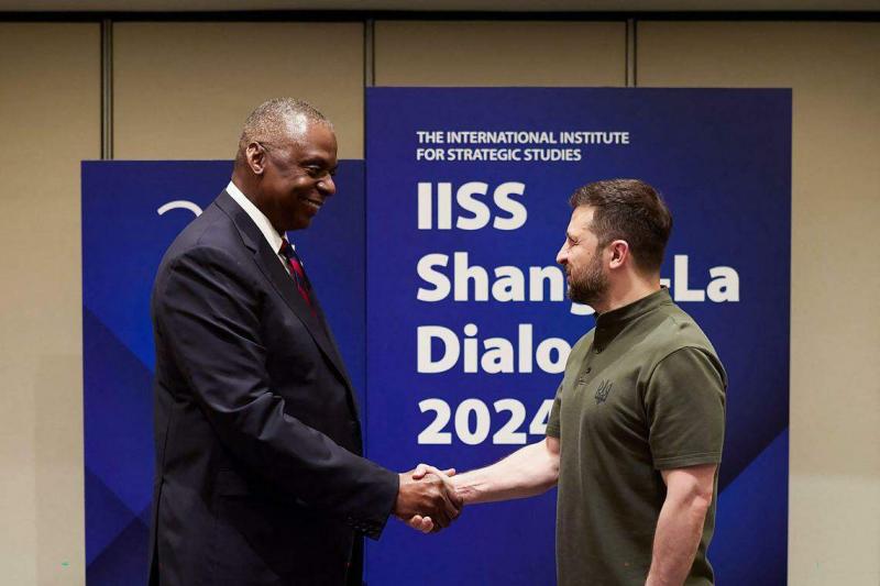 乌克兰总统泽连斯基(右)于6月2日在新加坡香格里拉对话会前与美国国防部长奥斯汀握手。(法新社)